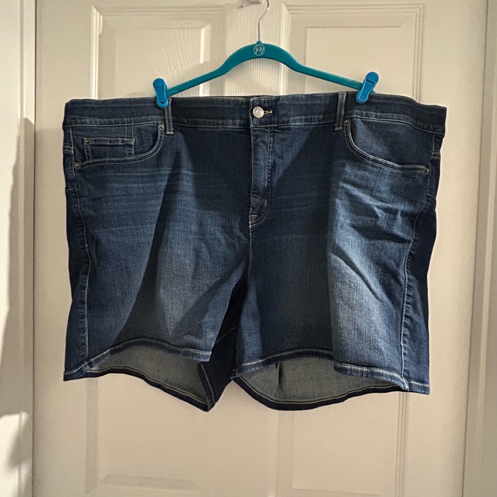 Torrid 5 Inch Bombshell Premium Stretch High-Rise Size 30W Short